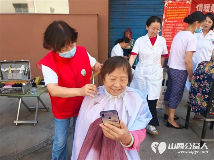 志愿服务进社区健康活动暖人心----介休市敬老协会志愿者2025年8月13日走进西关街道汾秀街社区为社区60岁以上所有老人们爱心理发按摩理疗义诊 - 第50张 - 山西公益人 志愿服务进社区健康活动暖人心----介休市敬老协会志愿者2025年8月13日走进西关街道汾秀街社区为社区60岁以上所有老人们爱心理发按摩理疗义诊 - 第50张