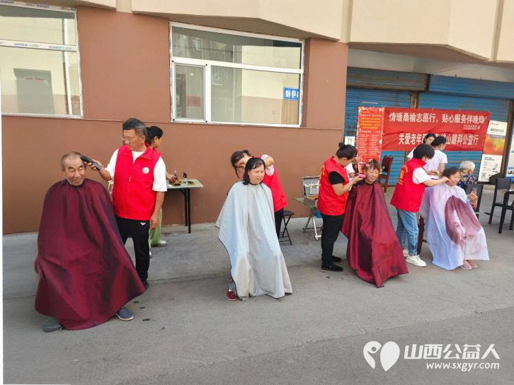 志愿服务进社区健康活动暖人心----介休市敬老协会志愿者2025年8月13日走进西关街道汾秀街社区为社区60岁以上所有老人们爱心理发按摩理疗义诊 - 第8张 - 山西公益人 志愿服务进社区健康活动暖人心----介休市敬老协会志愿者2025年8月13日走进西关街道汾秀街社区为社区60岁以上所有老人们爱心理发按摩理疗义诊 - 第8张