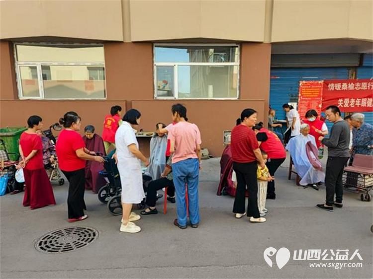 志愿服务进社区健康活动暖人心----介休市敬老协会志愿者2025年8月13日走进西关街道汾秀街社区为社区60岁以上所有老人们爱心理发按摩理疗义诊 - 第5张 - 山西公益人 志愿服务进社区健康活动暖人心----介休市敬老协会志愿者2025年8月13日走进西关街道汾秀街社区为社区60岁以上所有老人们爱心理发按摩理疗义诊 - 第5张