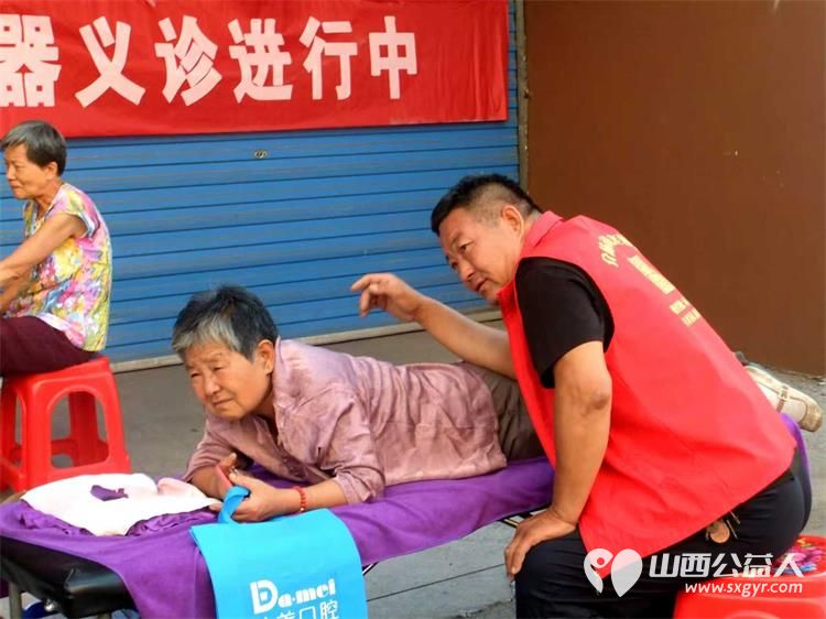 志愿服务进社区健康活动暖人心----介休市敬老协会志愿者2025年8月13日走进西关街道汾秀街社区为社区60岁以上所有老人们爱心理发按摩理疗义诊 - 第19张 - 山西公益人 志愿服务进社区健康活动暖人心----介休市敬老协会志愿者2025年8月13日走进西关街道汾秀街社区为社区60岁以上所有老人们爱心理发按摩理疗义诊 - 第19张