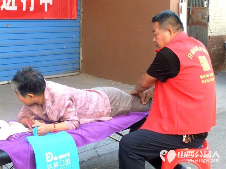 志愿服务进社区健康活动暖人心----介休市敬老协会志愿者2025年8月13日走进西关街道汾秀街社区为社区60岁以上所有老人们爱心理发按摩理疗义诊 - 第15张 - 山西公益人 志愿服务进社区健康活动暖人心----介休市敬老协会志愿者2025年8月13日走进西关街道汾秀街社区为社区60岁以上所有老人们爱心理发按摩理疗义诊 - 第15张