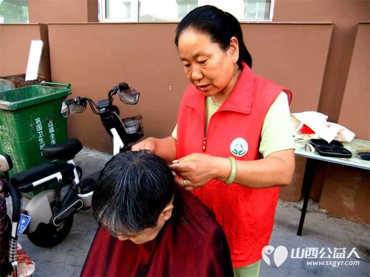 志愿服务进社区健康活动暖人心----介休市敬老协会志愿者2025年8月13日走进西关街道汾秀街社区为社区60岁以上所有老人们爱心理发按摩理疗义诊 - 第47张 - 山西公益人 志愿服务进社区健康活动暖人心----介休市敬老协会志愿者2025年8月13日走进西关街道汾秀街社区为社区60岁以上所有老人们爱心理发按摩理疗义诊 - 第47张
