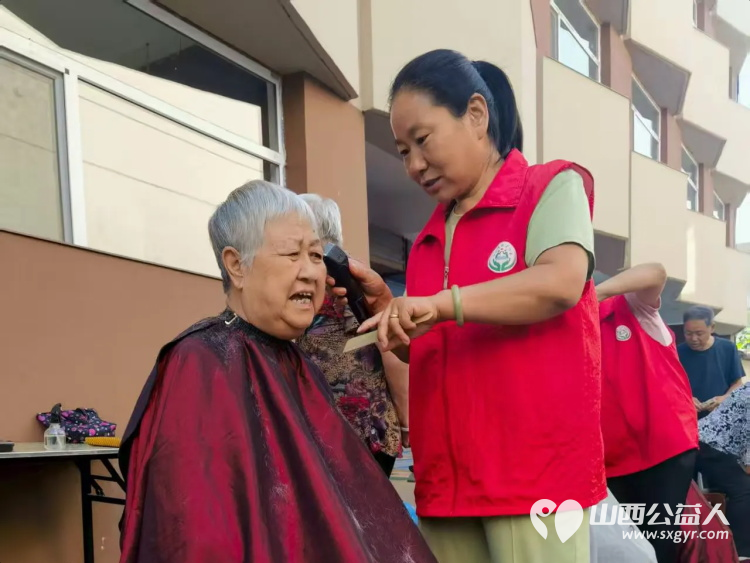 志愿服务进社区健康活动暖人心----介休市敬老协会志愿者2025年8月13日走进西关街道汾秀街社区为社区60岁以上所有老人们爱心理发按摩理疗义诊 - 第13张 - 山西公益人 志愿服务进社区健康活动暖人心----介休市敬老协会志愿者2025年8月13日走进西关街道汾秀街社区为社区60岁以上所有老人们爱心理发按摩理疗义诊 - 第13张