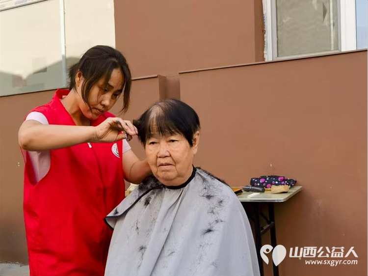 志愿服务进社区健康活动暖人心----介休市敬老协会志愿者2025年8月13日走进西关街道汾秀街社区为社区60岁以上所有老人们爱心理发按摩理疗义诊 - 第12张 - 山西公益人 志愿服务进社区健康活动暖人心----介休市敬老协会志愿者2025年8月13日走进西关街道汾秀街社区为社区60岁以上所有老人们爱心理发按摩理疗义诊 - 第12张