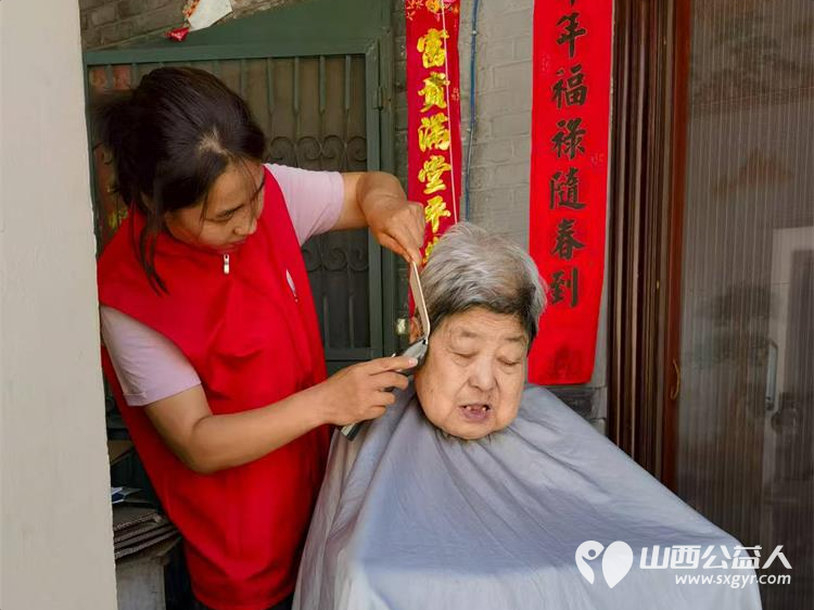 志愿服务进社区健康活动暖人心----介休市敬老协会志愿者2025年8月13日走进西关街道汾秀街社区为社区60岁以上所有老人们爱心理发按摩理疗义诊 - 第10张 - 山西公益人 志愿服务进社区健康活动暖人心----介休市敬老协会志愿者2025年8月13日走进西关街道汾秀街社区为社区60岁以上所有老人们爱心理发按摩理疗义诊 - 第10张