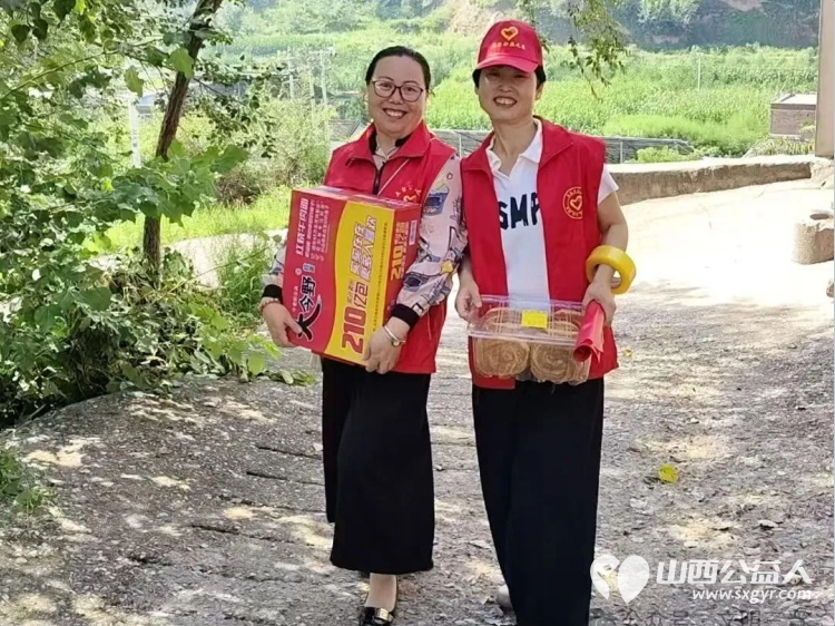 不只是米面油！五台县公益之家爱心团队的志愿者身着红马甲走进五台县阳白乡郭家寨村为村里四户困境家庭送去米面油牛奶鸡蛋等生活必需品 - 第1张