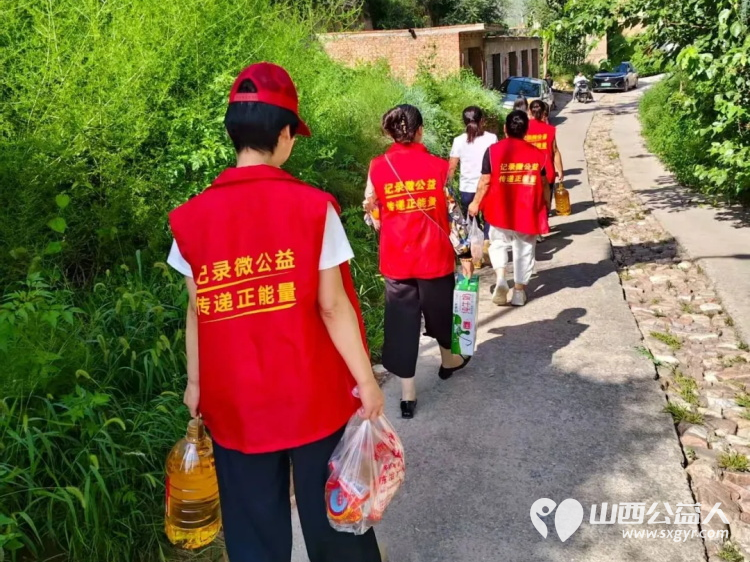 不只是米面油！五台县公益之家爱心团队的志愿者身着红马甲走进五台县阳白乡郭家寨村为村里四户困境家庭送去米面油牛奶鸡蛋等生活必需品 - 第4张