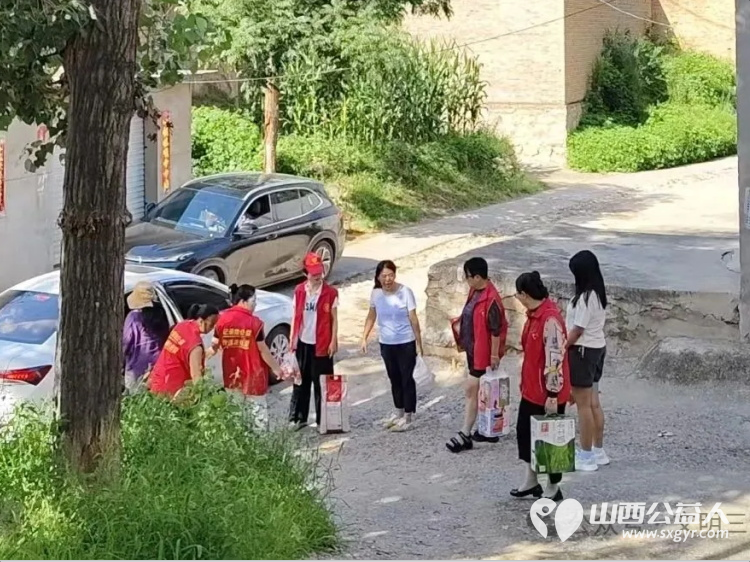 不只是米面油！五台县公益之家爱心团队的志愿者身着红马甲走进五台县阳白乡郭家寨村为村里四户困境家庭送去米面油牛奶鸡蛋等生活必需品 - 第6张