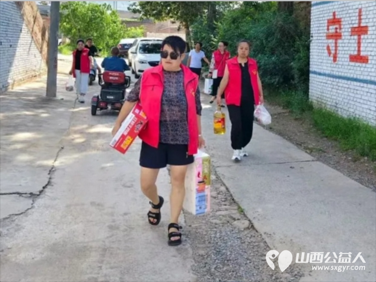 不只是米面油！五台县公益之家爱心团队的志愿者身着红马甲走进五台县阳白乡郭家寨村为村里四户困境家庭送去米面油牛奶鸡蛋等生活必需品 - 第3张