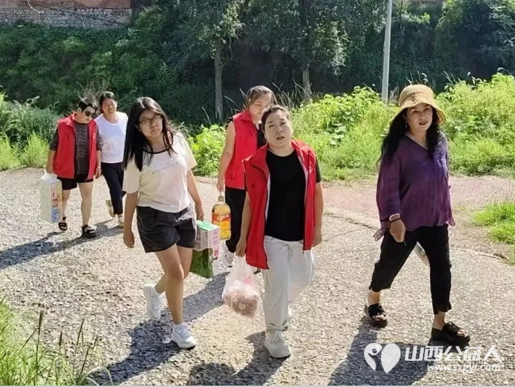 不只是米面油！五台县公益之家爱心团队的志愿者身着红马甲走进五台县阳白乡郭家寨村为村里四户困境家庭送去米面油牛奶鸡蛋等生活必需品 - 第2张