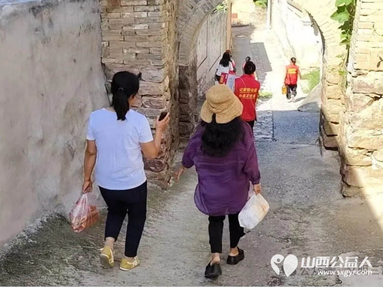 不只是米面油！五台县公益之家爱心团队的志愿者身着红马甲走进五台县阳白乡郭家寨村为村里四户困境家庭送去米面油牛奶鸡蛋等生活必需品 - 第8张