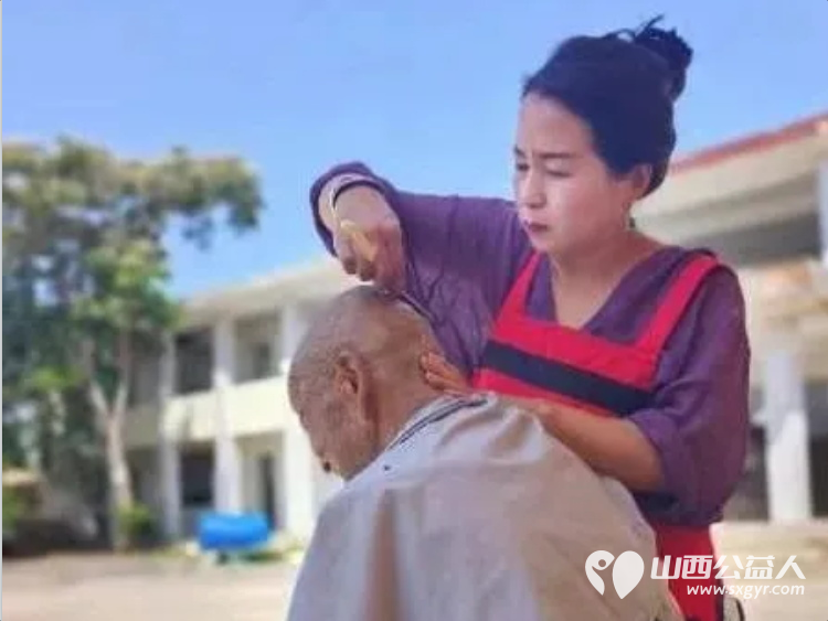 不只是米面油！五台县公益之家爱心团队的志愿者身着红马甲走进五台县阳白乡郭家寨村为村里四户困境家庭送去米面油牛奶鸡蛋等生活必需品 - 第16张