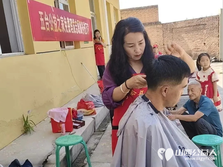 不只是米面油！五台县公益之家爱心团队的志愿者身着红马甲走进五台县阳白乡郭家寨村为村里四户困境家庭送去米面油牛奶鸡蛋等生活必需品 - 第15张