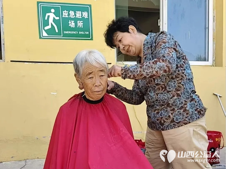 不只是米面油！五台县公益之家爱心团队的志愿者身着红马甲走进五台县阳白乡郭家寨村为村里四户困境家庭送去米面油牛奶鸡蛋等生活必需品 - 第14张