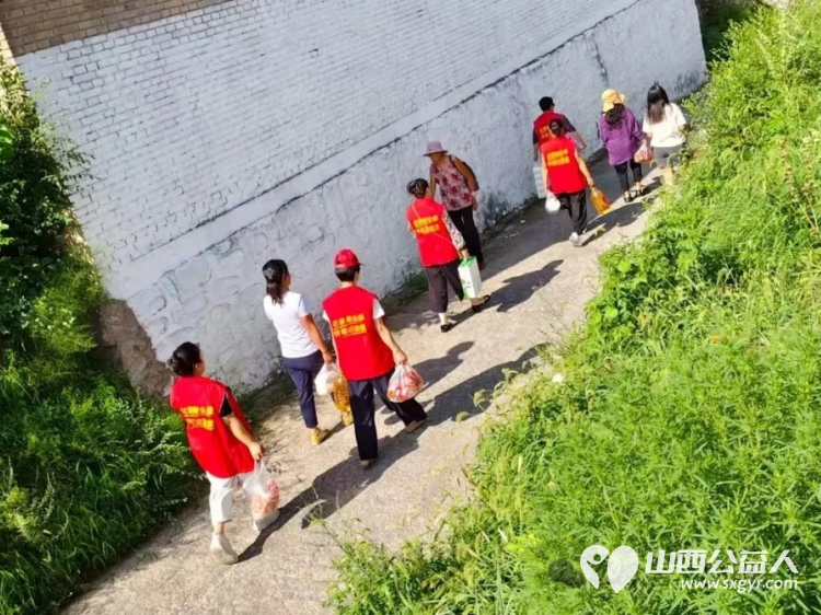 不只是米面油！五台县公益之家爱心团队的志愿者身着红马甲走进五台县阳白乡郭家寨村为村里四户困境家庭送去米面油牛奶鸡蛋等生活必需品 - 第7张