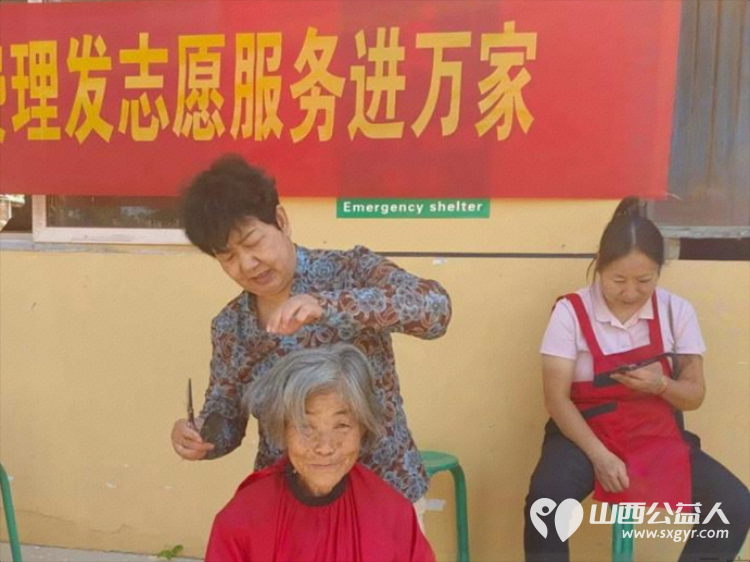 不只是米面油！五台县公益之家爱心团队的志愿者身着红马甲走进五台县阳白乡郭家寨村为村里四户困境家庭送去米面油牛奶鸡蛋等生活必需品 - 第20张