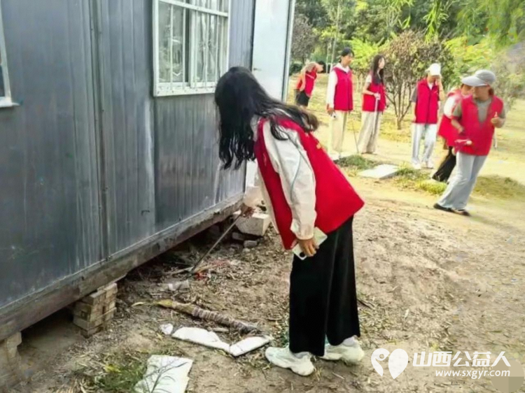 以生态日之名赴文峪河之约----文水县爱心帮扶志愿者协会在文峪河畔以捡拾白色垃圾的实际行动去宣传全国生态日向市民传递守护河流呵护环境的信念 - 第6张