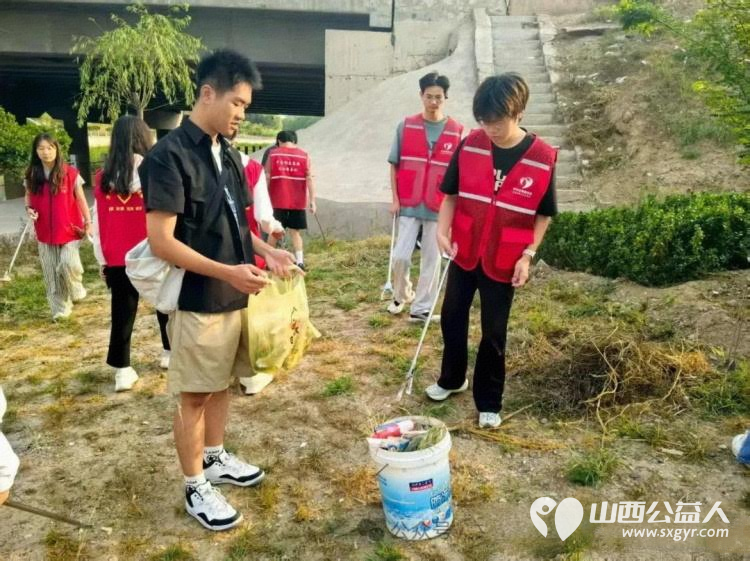 以生态日之名赴文峪河之约----文水县爱心帮扶志愿者协会在文峪河畔以捡拾白色垃圾的实际行动去宣传全国生态日向市民传递守护河流呵护环境的信念 - 第2张