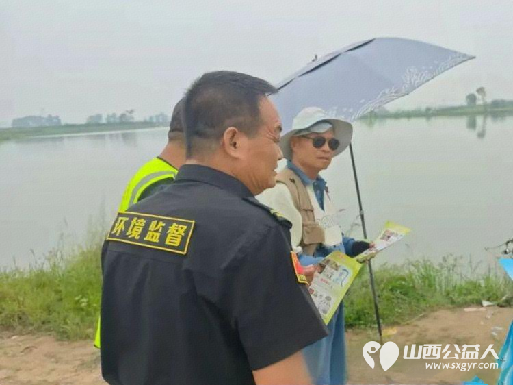 忻州市环保志愿者协会志愿者在全国生态日开展环保宣传活动走进忻府区金山湖景区普及生态环保法律法规与政策 - 第3张