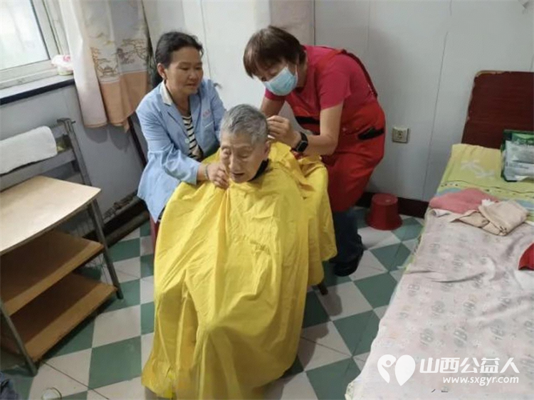 长治市阳光困境儿童帮扶协会组织志愿者赴五马街道秦家庄村福乐养老院义务理发 - 第2张 - 山西公益人 长治市阳光困境儿童帮扶协会组织志愿者赴五马街道秦家庄村福乐养老院义务理发 - 第2张