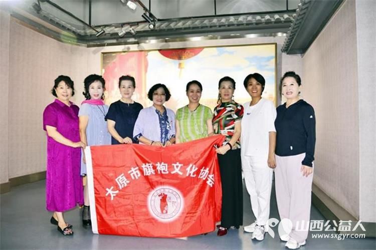 太原市旗袍文化协会组织团队长党员和积极分子前往太原市文化馆参观《革命题材时期美术作品巡展》开展爱国主义学习教育活动 - 第2张 - 山西公益人 太原市旗袍文化协会组织团队长党员和积极分子前往太原市文化馆参观《革命题材时期美术作品巡展》开展爱国主义学习教育活动 - 第2张