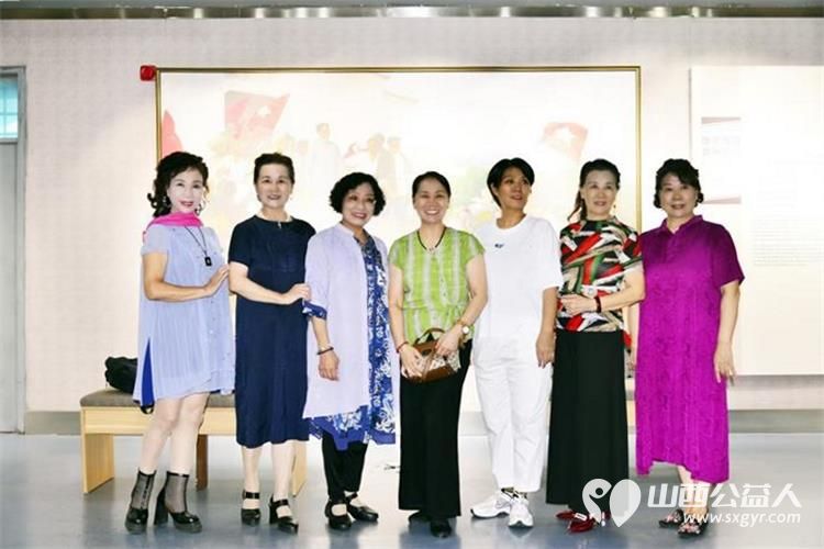 太原市旗袍文化协会组织团队长党员和积极分子前往太原市文化馆参观《革命题材时期美术作品巡展》开展爱国主义学习教育活动 - 第4张 - 山西公益人 太原市旗袍文化协会组织团队长党员和积极分子前往太原市文化馆参观《革命题材时期美术作品巡展》开展爱国主义学习教育活动 - 第4张