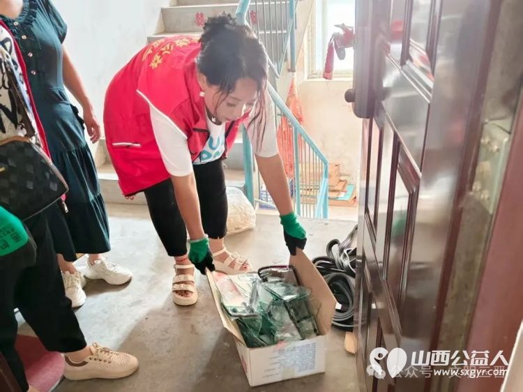 益起来爱心暖东冶----五台爱心团队在东冶镇凯欣园小区发生的天然气爆炸事故后服务空巢老人的生活用行动为群众办实事 - 第6张
