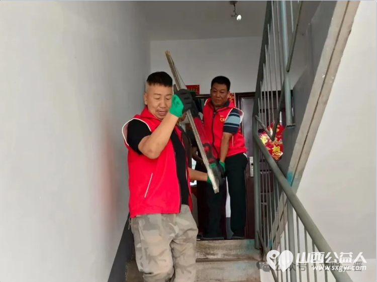 益起来爱心暖东冶----五台爱心团队在东冶镇凯欣园小区发生的天然气爆炸事故后服务空巢老人的生活用行动为群众办实事 - 第7张