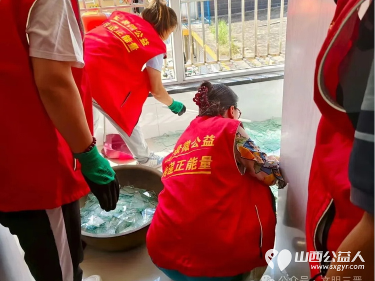 益起来爱心暖东冶----五台爱心团队在东冶镇凯欣园小区发生的天然气爆炸事故后服务空巢老人的生活用行动为群众办实事 - 第8张