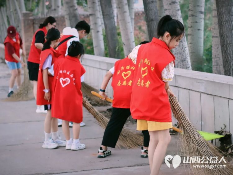 五社联动聚活力 吕梁市离石区青年志愿者协会携手尉汾路社区组织小志愿者们扫出干净路喝出甜蜜味 - 第4张 - 山西公益人 五社联动聚活力 吕梁市离石区青年志愿者协会携手尉汾路社区组织小志愿者们扫出干净路喝出甜蜜味 - 第4张
