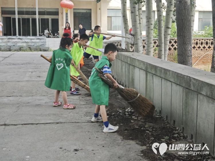 五社联动聚活力 吕梁市离石区青年志愿者协会携手尉汾路社区组织小志愿者们扫出干净路喝出甜蜜味 - 第5张 - 山西公益人 五社联动聚活力 吕梁市离石区青年志愿者协会携手尉汾路社区组织小志愿者们扫出干净路喝出甜蜜味 - 第5张