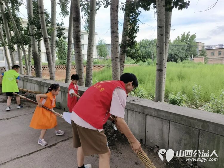 五社联动聚活力 吕梁市离石区青年志愿者协会携手尉汾路社区组织小志愿者们扫出干净路喝出甜蜜味 - 第3张 - 山西公益人 五社联动聚活力 吕梁市离石区青年志愿者协会携手尉汾路社区组织小志愿者们扫出干净路喝出甜蜜味 - 第3张
