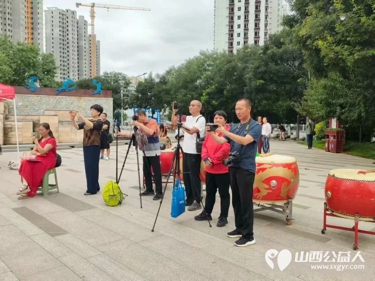 忻府区广播便民服务群携手多家公益团队在忻州市体育公园举行纪念抗日战争胜利80周年公益演出 - 第12张 - 山西公益人 忻府区广播便民服务群携手多家公益团队在忻州市体育公园举行纪念抗日战争胜利80周年公益演出 - 第12张