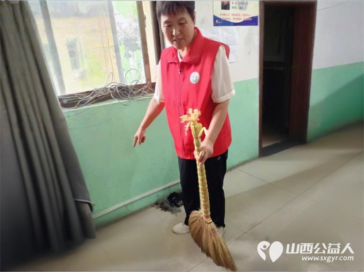 介休市敬老协会孝善行之敬老助老活动2025年8月23日走进张兰镇上梁村为60岁以上所有老人们爱心理发义诊 - 第22张 - 山西公益人 介休市敬老协会孝善行之敬老助老活动2025年8月23日走进张兰镇上梁村为60岁以上所有老人们爱心理发义诊 - 第22张