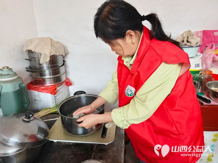 介休市敬老协会志愿者走进张兰镇上梁村85岁特困薛守益老人家中打扫室内外卫生给老人理发为老人包饺子 - 第17张 - 山西公益人 介休市敬老协会志愿者走进张兰镇上梁村85岁特困薛守益老人家中打扫室内外卫生给老人理发为老人包饺子 - 第17张