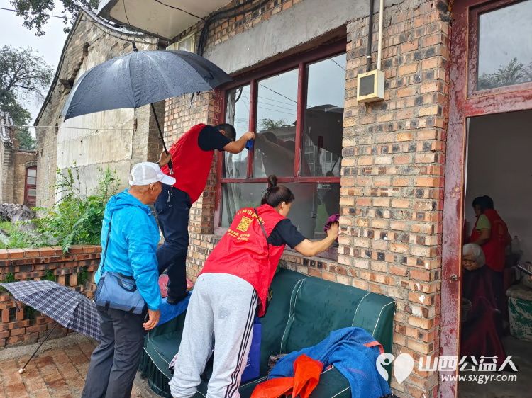 介休市敬老协会志愿者走进张兰镇上梁村85岁特困薛守益老人家中打扫室内外卫生给老人理发为老人包饺子 - 第5张 - 山西公益人 介休市敬老协会志愿者走进张兰镇上梁村85岁特困薛守益老人家中打扫室内外卫生给老人理发为老人包饺子 - 第5张