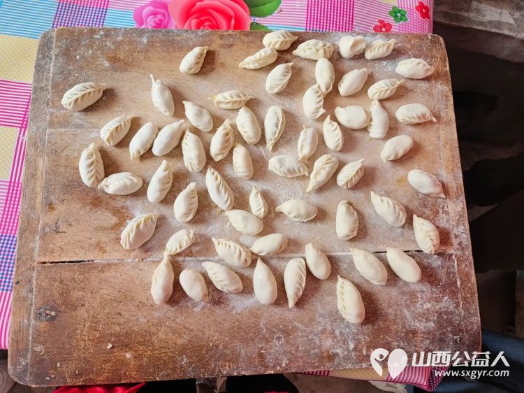 介休市敬老协会志愿者走进张兰镇上梁村85岁特困薛守益老人家中打扫室内外卫生给老人理发为老人包饺子 - 第15张 - 山西公益人 介休市敬老协会志愿者走进张兰镇上梁村85岁特困薛守益老人家中打扫室内外卫生给老人理发为老人包饺子 - 第15张