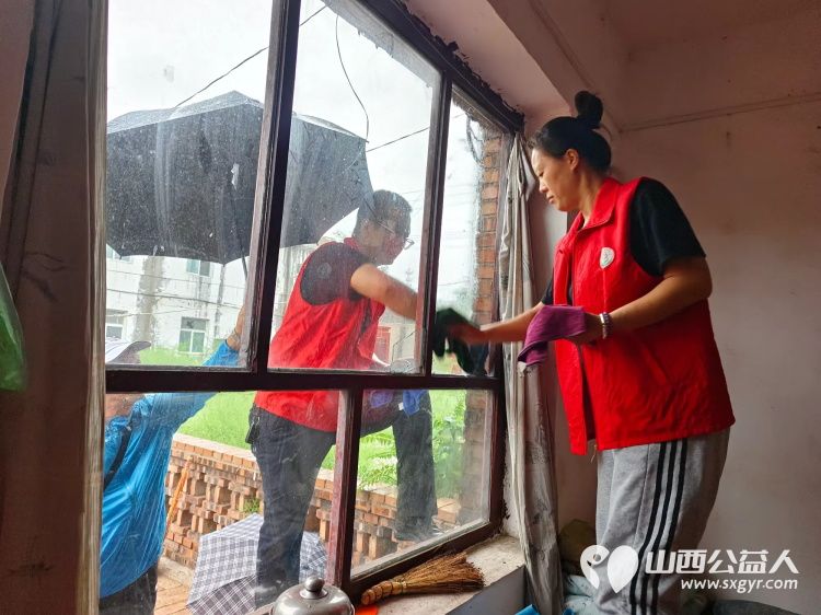 介休市敬老协会志愿者走进张兰镇上梁村85岁特困薛守益老人家中打扫室内外卫生给老人理发为老人包饺子 - 第7张 - 山西公益人 介休市敬老协会志愿者走进张兰镇上梁村85岁特困薛守益老人家中打扫室内外卫生给老人理发为老人包饺子 - 第7张