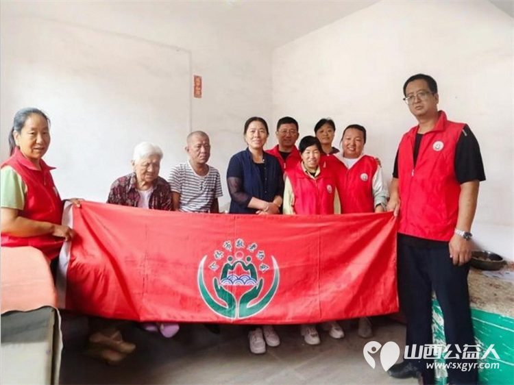 介休市敬老协会志愿者走进张兰镇上梁村85岁特困薛守益老人家中打扫室内外卫生给老人理发为老人包饺子 - 第1张 - 山西公益人 介休市敬老协会志愿者走进张兰镇上梁村85岁特困薛守益老人家中打扫室内外卫生给老人理发为老人包饺子 - 第1张