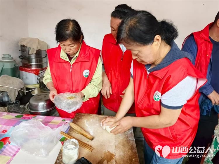 介休市敬老协会志愿者走进张兰镇上梁村85岁特困薛守益老人家中打扫室内外卫生给老人理发为老人包饺子 - 第13张 - 山西公益人 介休市敬老协会志愿者走进张兰镇上梁村85岁特困薛守益老人家中打扫室内外卫生给老人理发为老人包饺子 - 第13张