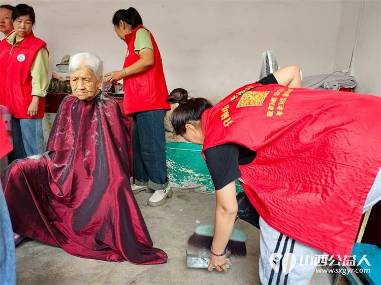 介休市敬老协会志愿者走进张兰镇上梁村85岁特困薛守益老人家中打扫室内外卫生给老人理发为老人包饺子 - 第10张 - 山西公益人 介休市敬老协会志愿者走进张兰镇上梁村85岁特困薛守益老人家中打扫室内外卫生给老人理发为老人包饺子 - 第10张