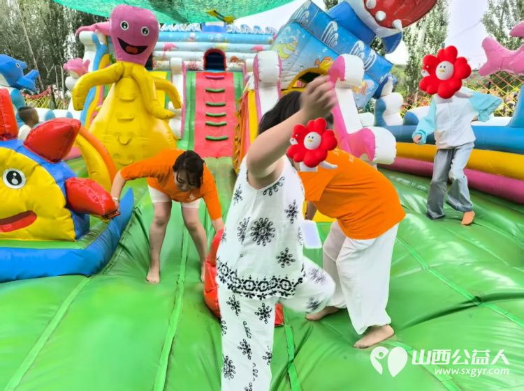 以爱为纽带在自然中传递温暖 岚县公益365爱心协会组织30余名阳光亲人陪伴志愿者与服务对象齐聚于此岚县岚城镇闹沐浴村举办阳光亲人----亲情陪伴活动 - 第7张 - 山西公益人 以爱为纽带在自然中传递温暖 岚县公益365爱心协会组织30余名阳光亲人陪伴志愿者与服务对象齐聚于此岚县岚城镇闹沐浴村举办阳光亲人----亲情陪伴活动 - 第7张