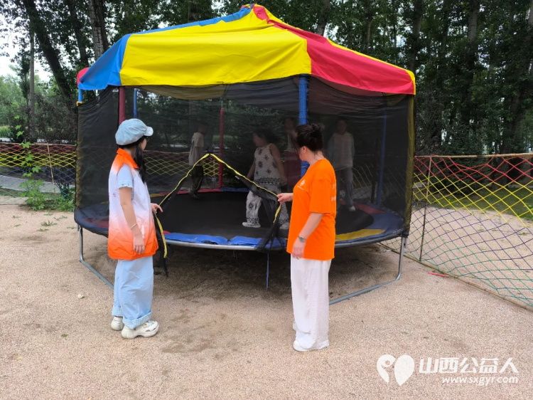 以爱为纽带在自然中传递温暖 岚县公益365爱心协会组织30余名阳光亲人陪伴志愿者与服务对象齐聚于此岚县岚城镇闹沐浴村举办阳光亲人----亲情陪伴活动 - 第12张 - 山西公益人 以爱为纽带在自然中传递温暖 岚县公益365爱心协会组织30余名阳光亲人陪伴志愿者与服务对象齐聚于此岚县岚城镇闹沐浴村举办阳光亲人----亲情陪伴活动 - 第12张