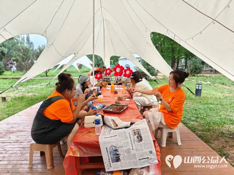 以爱为纽带在自然中传递温暖 岚县公益365爱心协会组织30余名阳光亲人陪伴志愿者与服务对象齐聚于此岚县岚城镇闹沐浴村举办阳光亲人----亲情陪伴活动 - 第3张 - 山西公益人 以爱为纽带在自然中传递温暖 岚县公益365爱心协会组织30余名阳光亲人陪伴志愿者与服务对象齐聚于此岚县岚城镇闹沐浴村举办阳光亲人----亲情陪伴活动 - 第3张