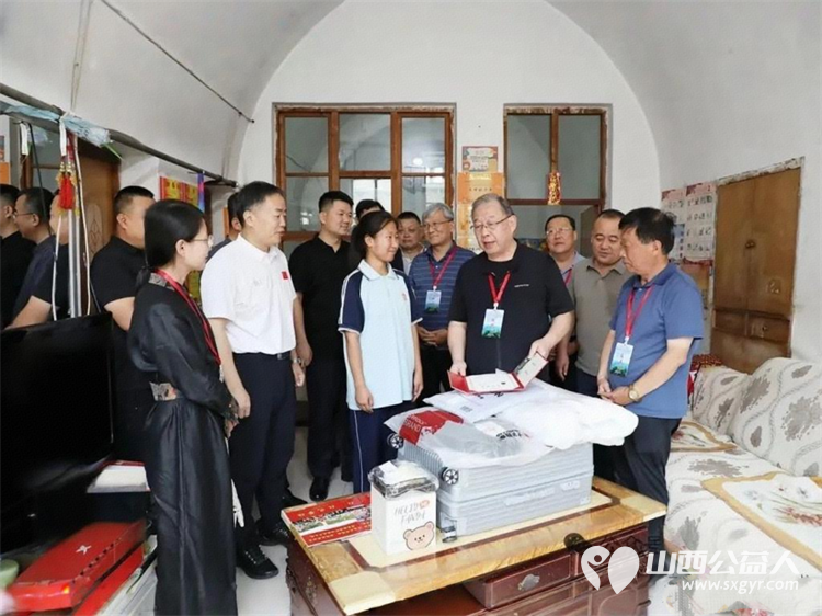 兴县举行“2025晋绥情·阳光助学公益活动”捐助仪式山西省晋绥文化教育发展基金会为受助学生发放了助学金 - 第5张