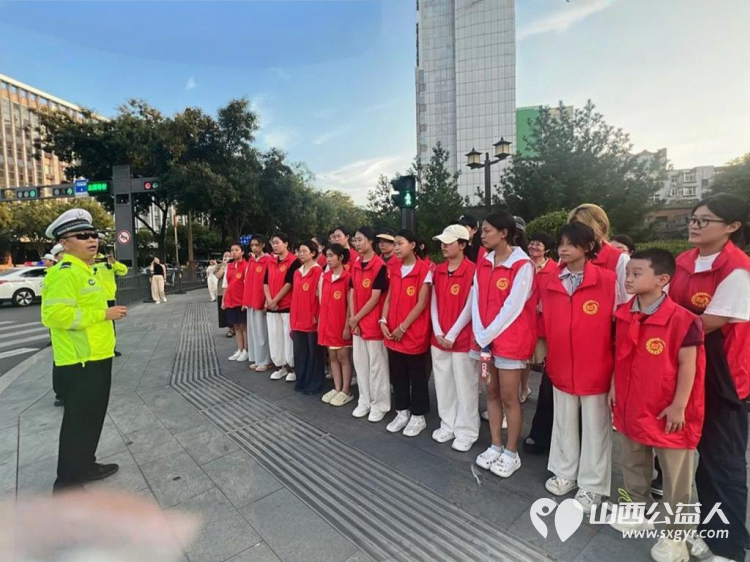 临汾街头文明范儿----临汾市护苗爱心志愿服务队30余名志愿红在市区十字路口沿街路面停车区域开展志愿服务让临汾多了份看得见的文明与感动 - 第1张 - 山西公益人 临汾街头文明范儿----临汾市护苗爱心志愿服务队30余名志愿红在市区十字路口沿街路面停车区域开展志愿服务让临汾多了份看得见的文明与感动 - 第1张