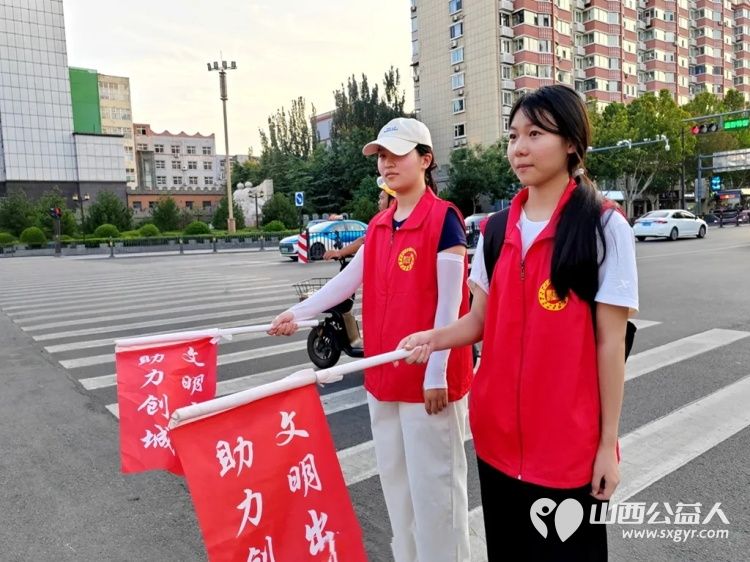 临汾街头文明范儿----临汾市护苗爱心志愿服务队30余名志愿红在市区十字路口沿街路面停车区域开展志愿服务让临汾多了份看得见的文明与感动 - 第5张 - 山西公益人 临汾街头文明范儿----临汾市护苗爱心志愿服务队30余名志愿红在市区十字路口沿街路面停车区域开展志愿服务让临汾多了份看得见的文明与感动 - 第5张