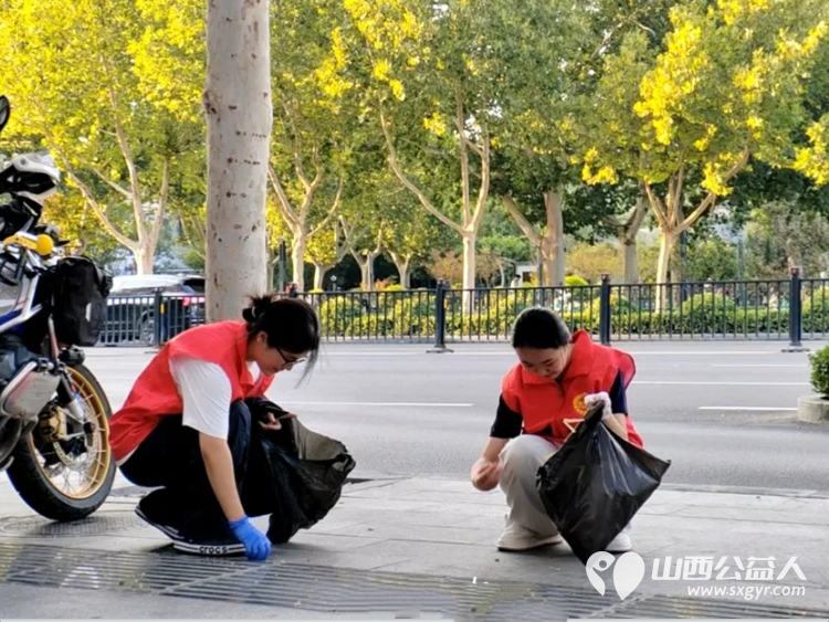 临汾街头文明范儿----临汾市护苗爱心志愿服务队30余名志愿红在市区十字路口沿街路面停车区域开展志愿服务让临汾多了份看得见的文明与感动 - 第18张 - 山西公益人 临汾街头文明范儿----临汾市护苗爱心志愿服务队30余名志愿红在市区十字路口沿街路面停车区域开展志愿服务让临汾多了份看得见的文明与感动 - 第18张