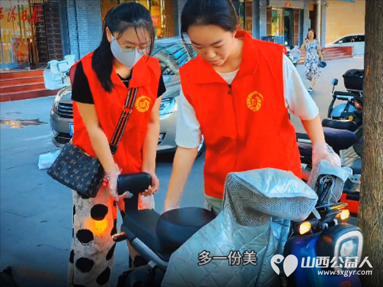 临汾街头文明范儿----临汾市护苗爱心志愿服务队30余名志愿红在市区十字路口沿街路面停车区域开展志愿服务让临汾多了份看得见的文明与感动 - 第23张 - 山西公益人 临汾街头文明范儿----临汾市护苗爱心志愿服务队30余名志愿红在市区十字路口沿街路面停车区域开展志愿服务让临汾多了份看得见的文明与感动 - 第23张