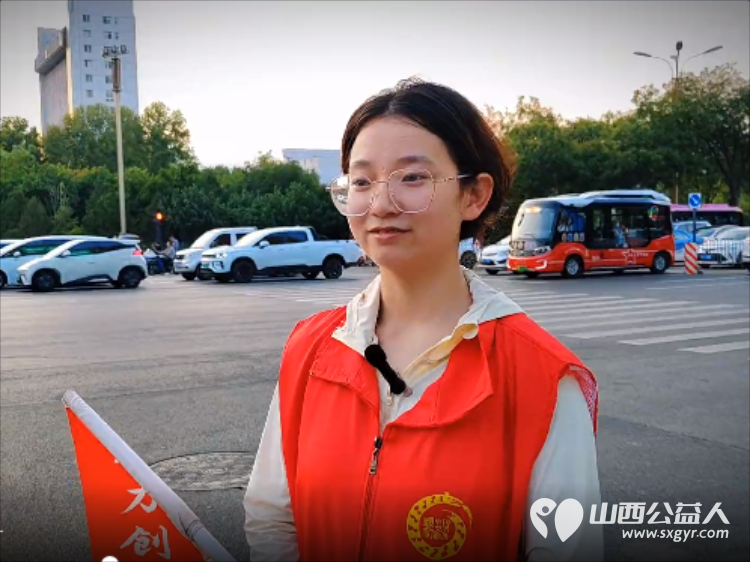 临汾街头文明范儿----临汾市护苗爱心志愿服务队30余名志愿红在市区十字路口沿街路面停车区域开展志愿服务让临汾多了份看得见的文明与感动 - 第7张 - 山西公益人 临汾街头文明范儿----临汾市护苗爱心志愿服务队30余名志愿红在市区十字路口沿街路面停车区域开展志愿服务让临汾多了份看得见的文明与感动 - 第7张